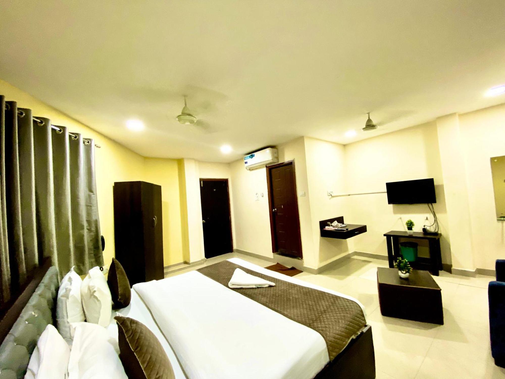Hotel Sky Park Shamshabad Dış mekan fotoğraf